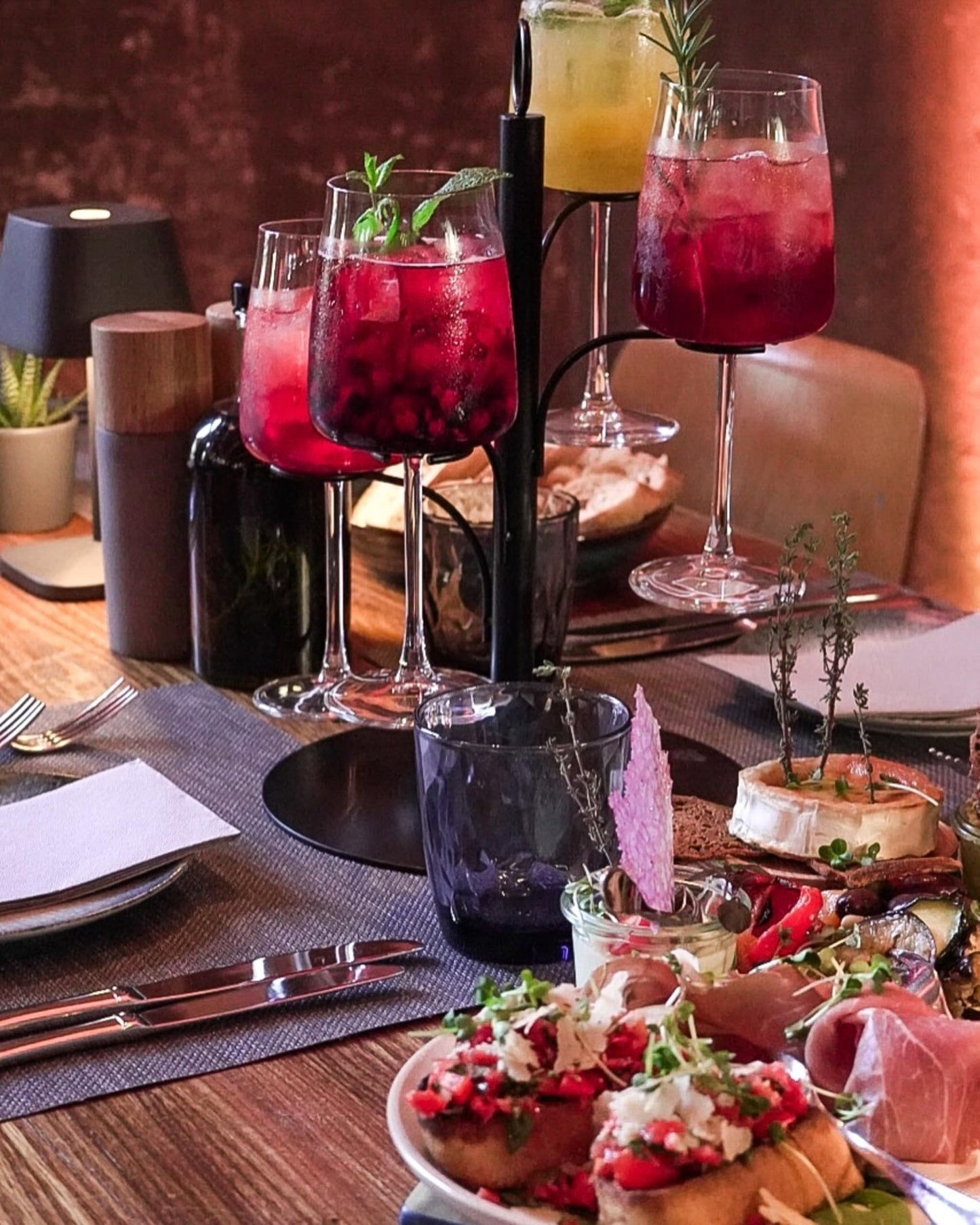 Leckere Cocktails servieren im Getränke Tower