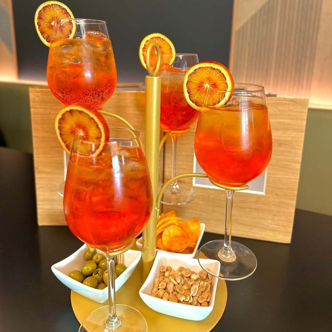 Aperol Spritz Turm mit Snacks