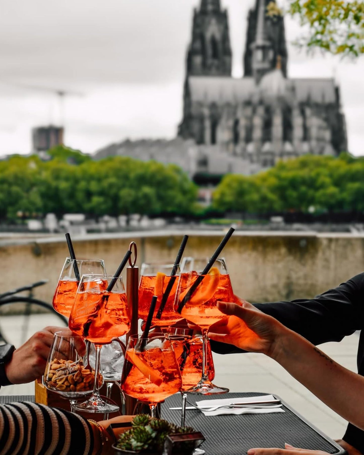Aperol Turm mit prall gefüllten Aperol Gläsern