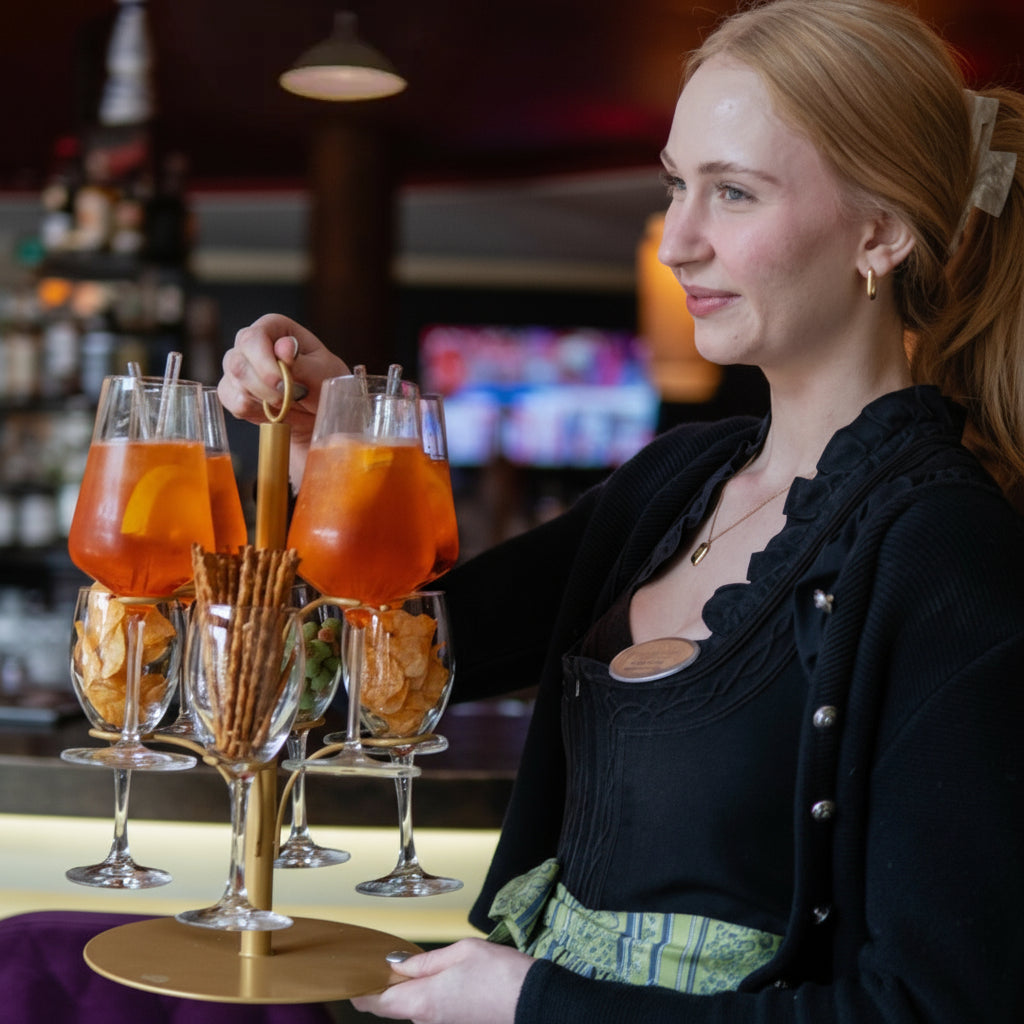 Goldener Getränke Tower mit Aperol Spritz und Snacks