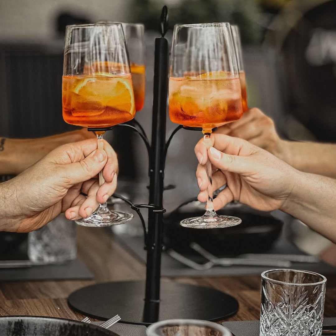 Anstoßen mit Aperol Spritz