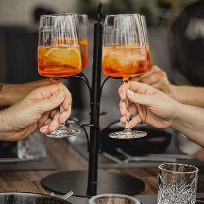 Anstoßen mit Aperol Spritz