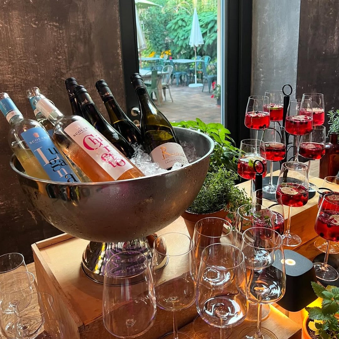 Schwarzer Getränke Tower auf einer Getränketafel