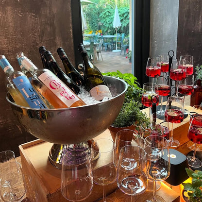 Schwarzer Getränke Tower auf einer Getränketafel