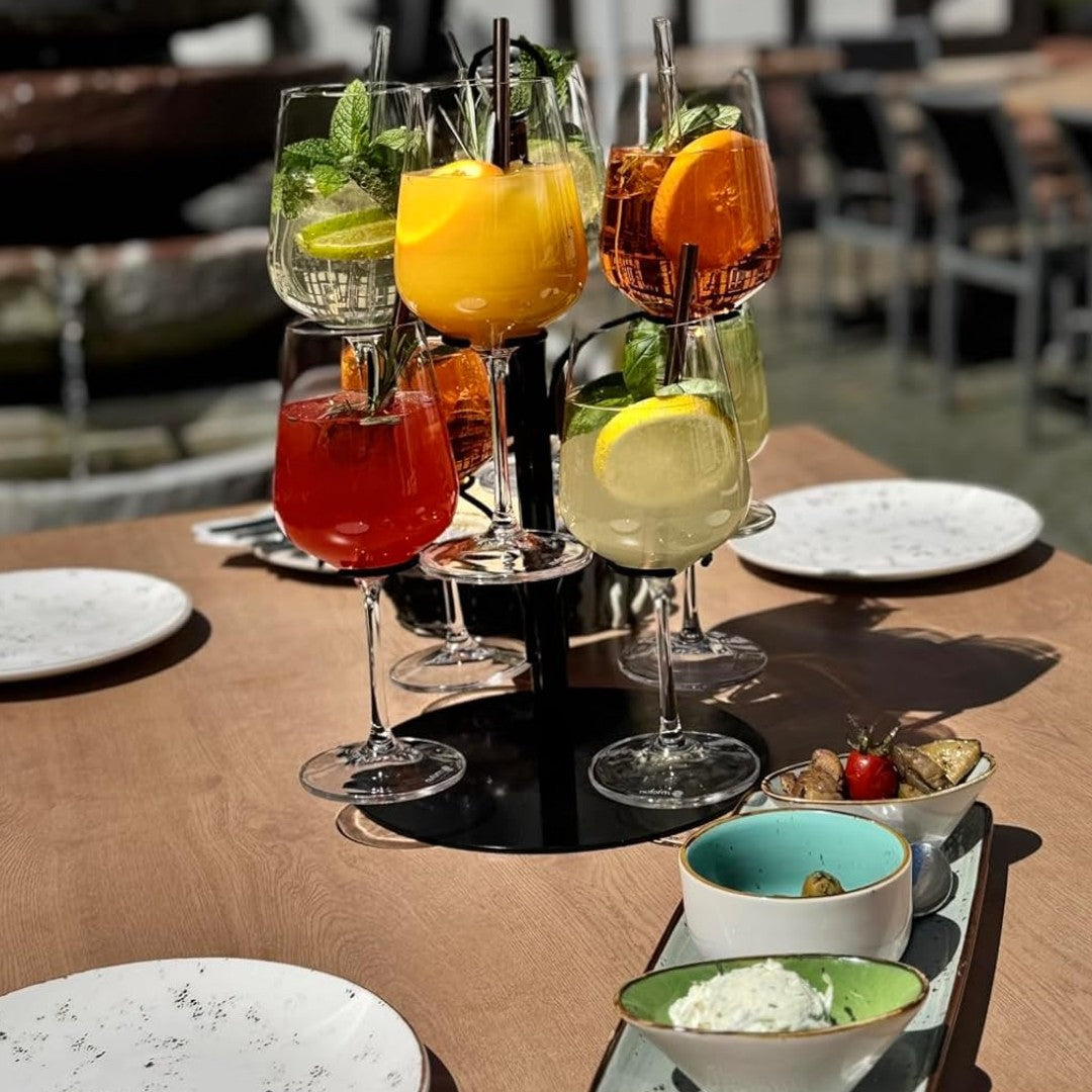 Gedeckter Tisch mit Aperitif Tower