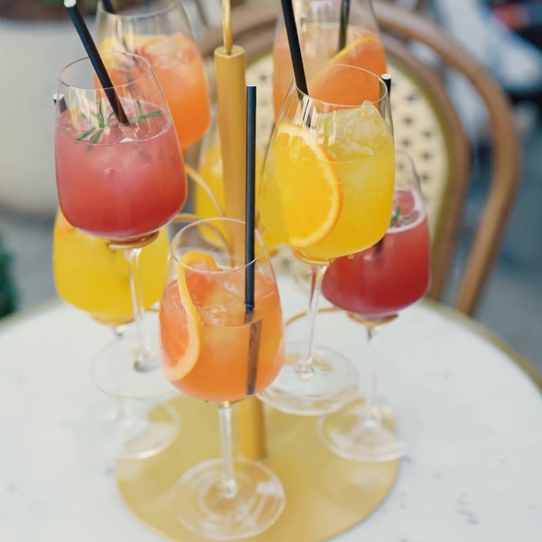 Getränke Turm mit Cocktails