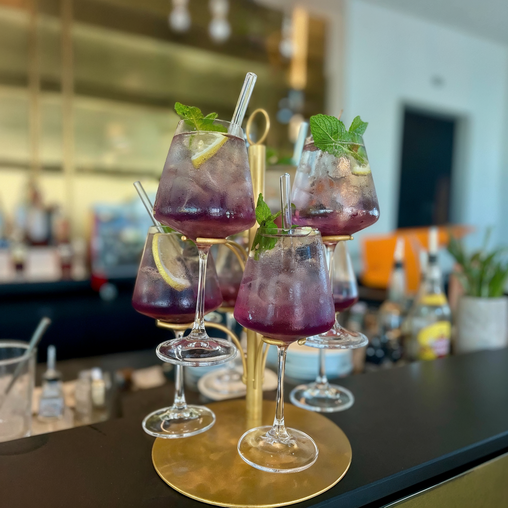 Goldener Getränke Tower mit Violet Aperitif
